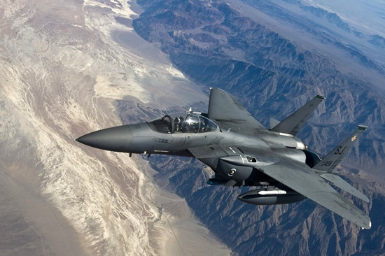 Daca un avion se deplaseaza cu Mach 1, inseamna ca acesta se deplaseaza...