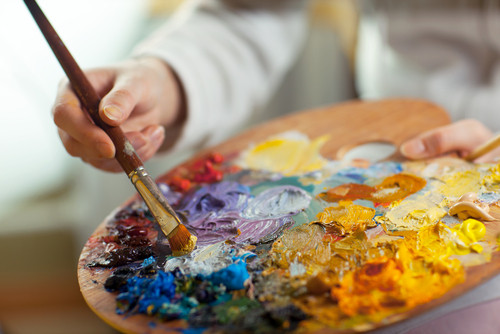 Autorul picturii Dejunul pe Iarba se numeste Claude Monet.