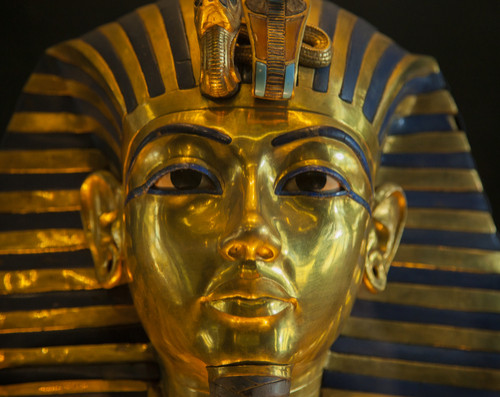 Tutankhamon a fost casatorit cu sora sa. 
