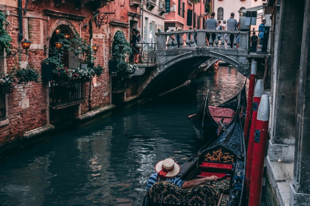 In Venetia, ambulanta ori politia nu intervine cu ajutorul masinilor ci...