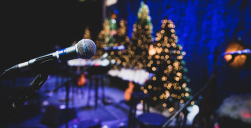 Cine interpreteaza celebrul cantec All I want for Christmas is you?