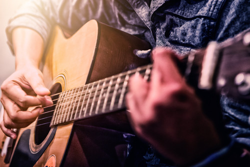 Care este forma corecta de plural a cuvantului chitara?