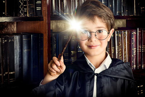 Cine a scris celebrul roman Harry Potter?