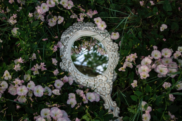 In fiecare dimineata cand te privesti in oglinda iti spui ca...