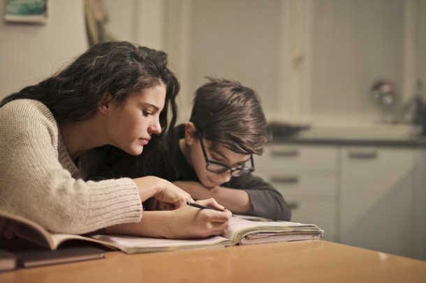 Cum se desparte corect in silabe substantivul INCOMENSURABIL?