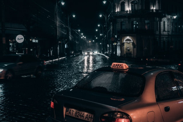 Daca intalnim un indicatorul Oprirea Interzisa, acesta interzice...?