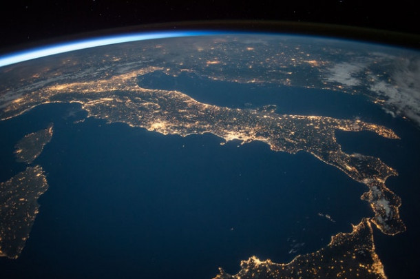 Cati sateliti naturali are Pamantul?