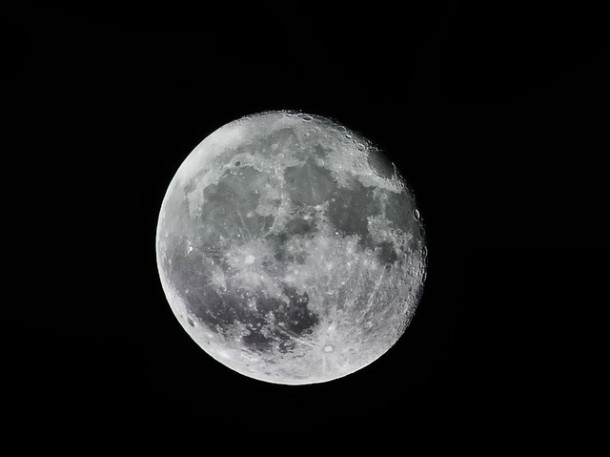 In fiecare an, Luna se indeparteaza de Pamant cu...?