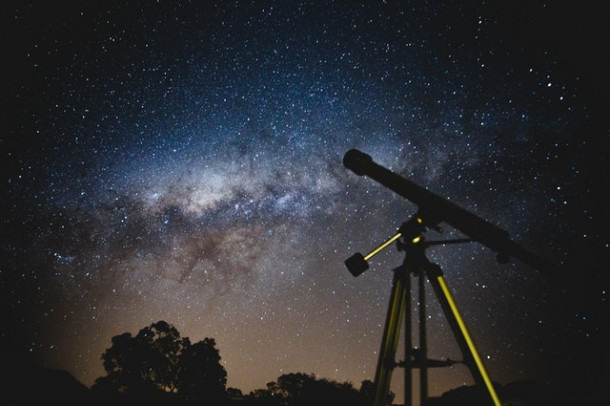 Cine a fost primul om care s-a uitat la cer printr-un telescop?