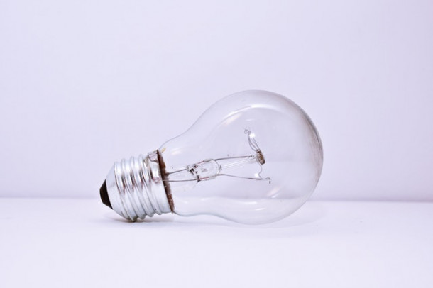 Thomas Edison a inventat becul.