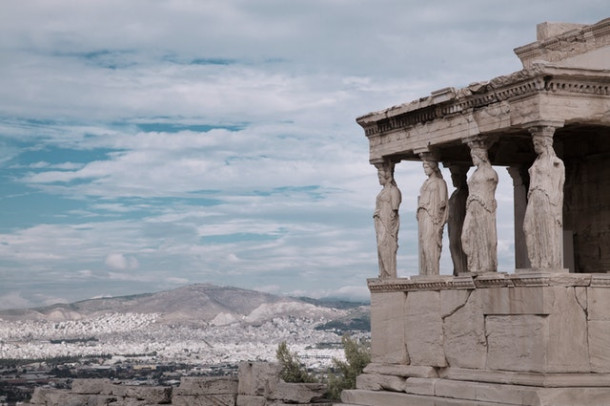 Completeaza propozitia: Conform mitologiei, Afrodita este zeita...?