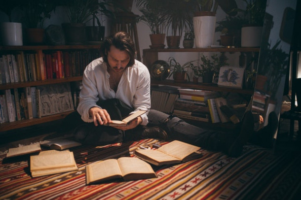 Ce poet roman a ocupat functia de Ministru al Culturii?