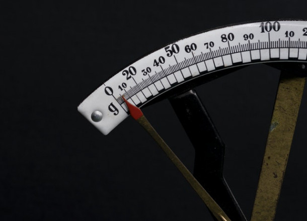 Ce este mai greu un kilogram de plumb sau un kilogram de faina?