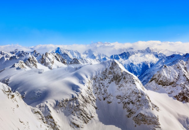 Ce altitudine are Muntele Everest?