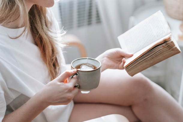 Cine a compus poezia Venere si Madona?