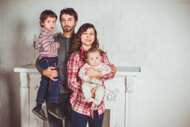 Care dintre urmatoarele cuvinte face parte din campul semantic al cuvantului FAMILIE?