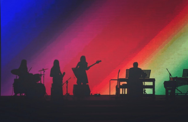 Care este numele trupei din care faceau parte urmatorii John Deacon, Brian May, Freddie Mercury, Roger Taylor?