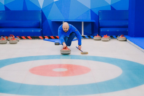 Cati jucatori sunt la o echipa olimpica de curling?
