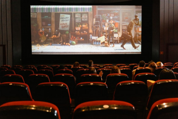 Cine a regizat celebrul film Pulp Fiction?