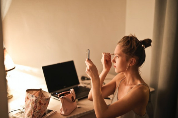 Care este produsul de make up de care nu te poti desparti? 