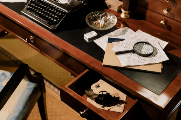 Celebrul personaj Sherlock Holmes a fost creat de Agatha Christie.