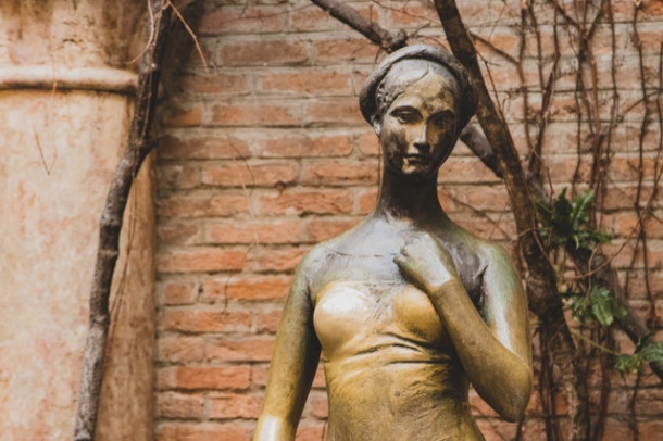 Romeo si Julieta este o tragedie scrisa de W. Shakespeare ce spune povestea a doi frati gemeni.