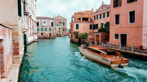 Venetia este capitala Italiei.
