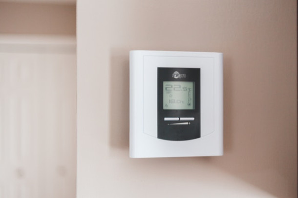 Ce dispozitiv este utilizat pentru a controla temperatura intr-o locuinta? 