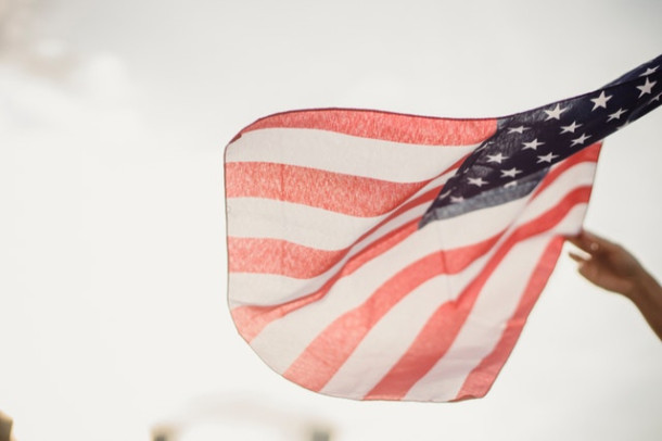 Cum se numeste muntele pe care sunt sculptati 4 presedinti americani?