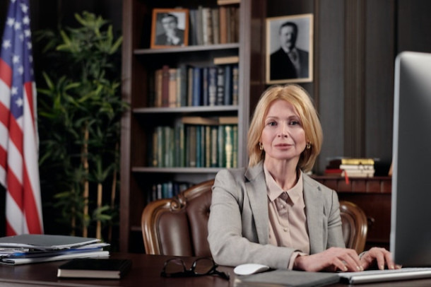 Cum se numea femeia politician cunoscuta drept Doamna de fier din cauza firii rigide?