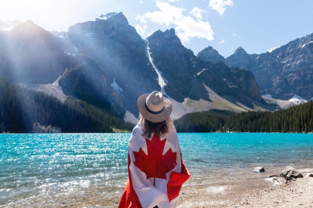 Care este cel mai inalt punct din Canada?