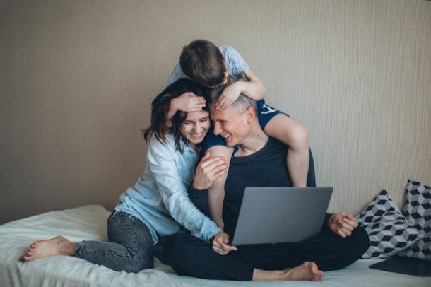 Cum ti-ai descrie intr-un cuvant relatia cu parintii, familia?