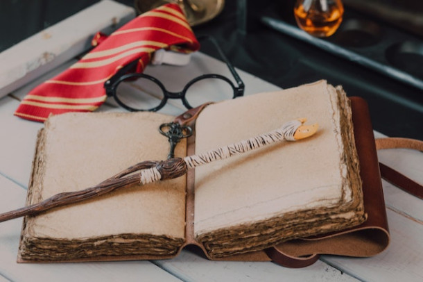 Cine este autorul cartilor Harry Potter?