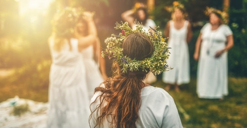 Cum se numesc fiintele mitologice care se prind noaptea in hore la rascruse sau paduri?