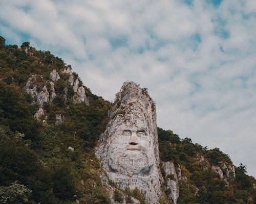 In ce tara se afla monumentul din imagine?