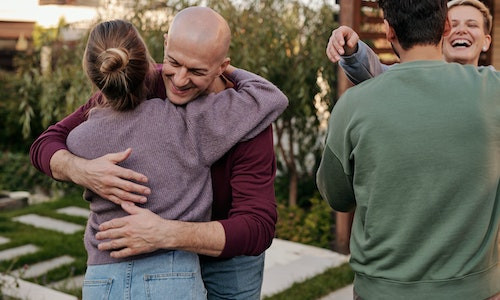 Cati prieteni apropiati ai?