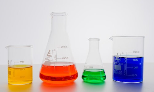 Prin ce valoare este indicata aciditatea sau bazicitatea unei solutii?