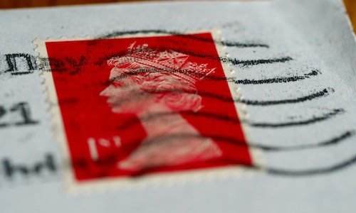 Cand si unde a fost folosit prima data timbrul postal?
