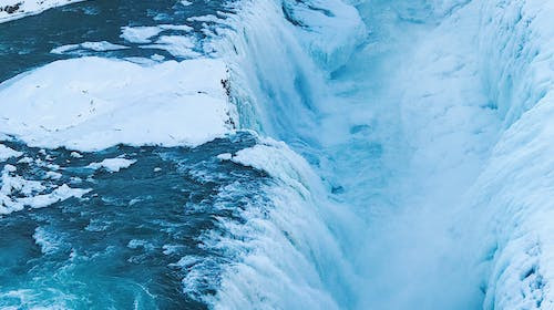 Care este stratul maxim de gheata pe suprafata Antarticii?