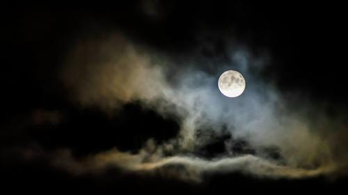 Cat de des se intampla o Luna Plina?