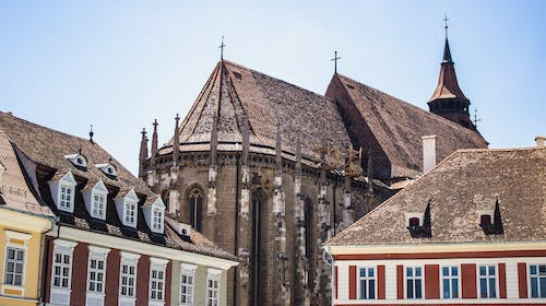 Ce biserica din Romania, construita de mesteri sasi, isi trage numele de la incediul care a mistuit-o partial?