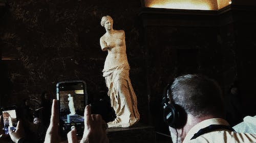 Cum se numeste celebra statuie antica, careia ii lipsesc mainile?