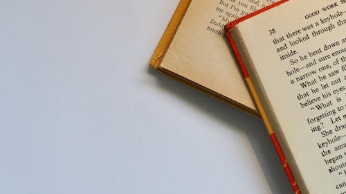 Cine a scris romanul „Zece negri mititei”?