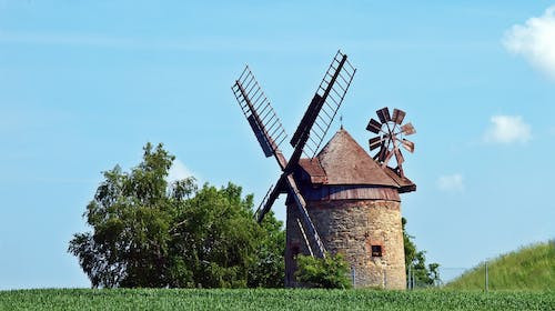 Care este numele personajului lui Cervantes, care se lupta impotriva morilor de vant?
