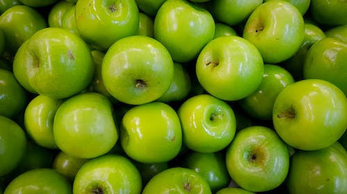 Intr-un cos sunt 85 de mere si 100 de pere. Diferenta dintre jumatate din numarul perelor si numarul merelor va fi: 