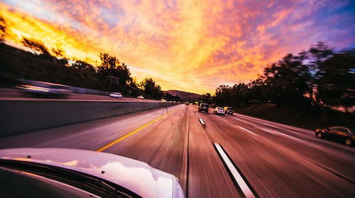 O masina merge cu 60 km/h. Afirmatia „In 25 de minute parcurge o distanta mai mica de 35 de km” este: 