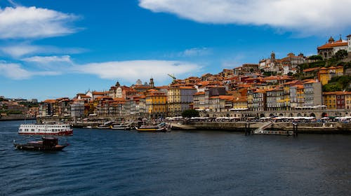 Care este distanta dintre partea continentala a Portugaliei si insulele Azore?