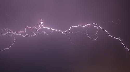 Lichidul care conduce curentul electric poarta numele de electrolit. 