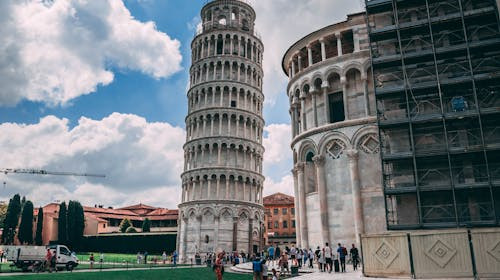 In ce an a inceput constructia Turnului din Pisa?