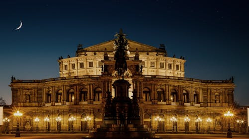 Cine a compus opera „Cosi fan tutte” (1790)?